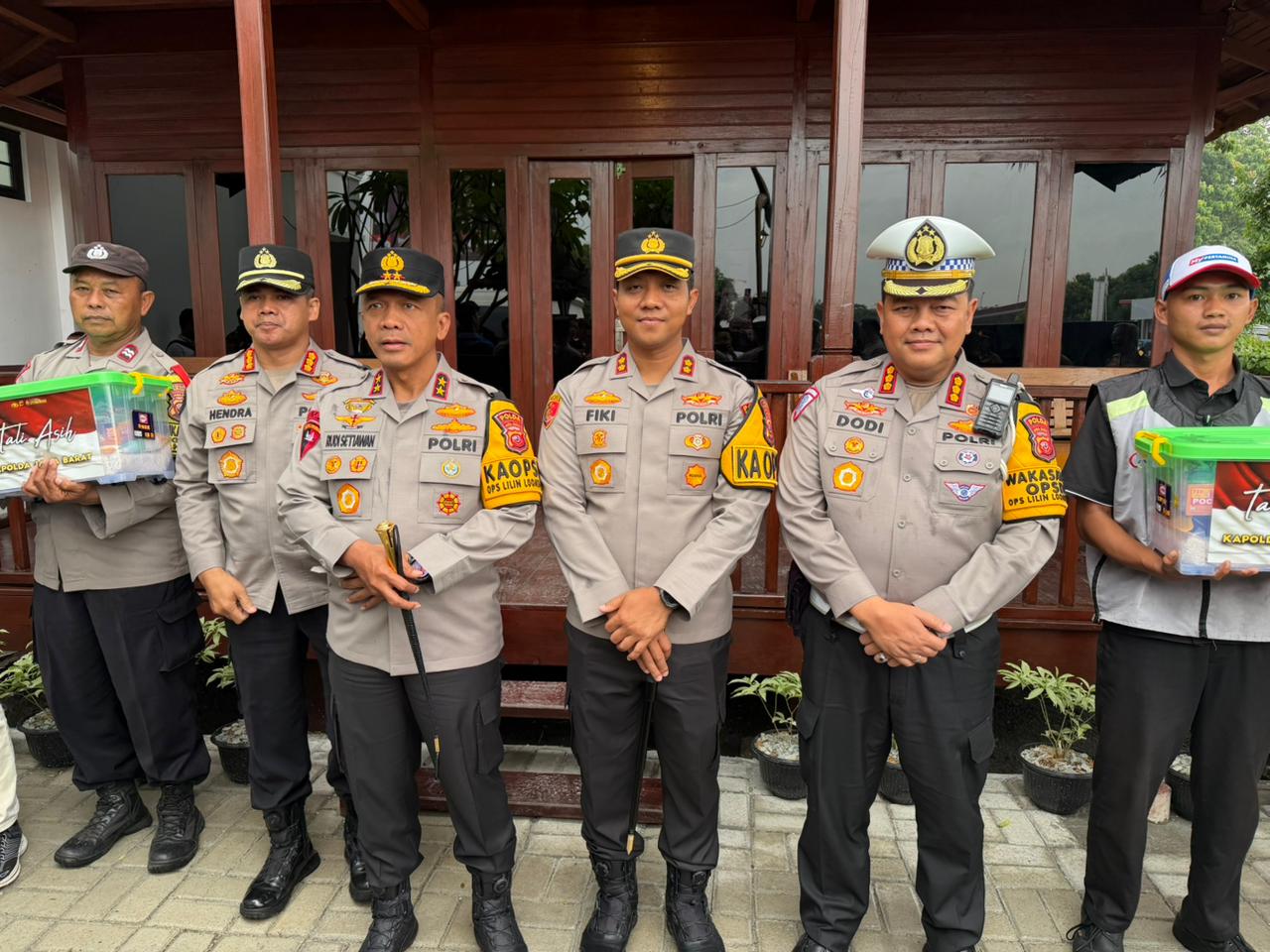 Kapolda Jabar Tinjau Tol Jakarta – Cikampek Dan Pos Pengamanan Polres Karawang Di Libur Nataru 2025