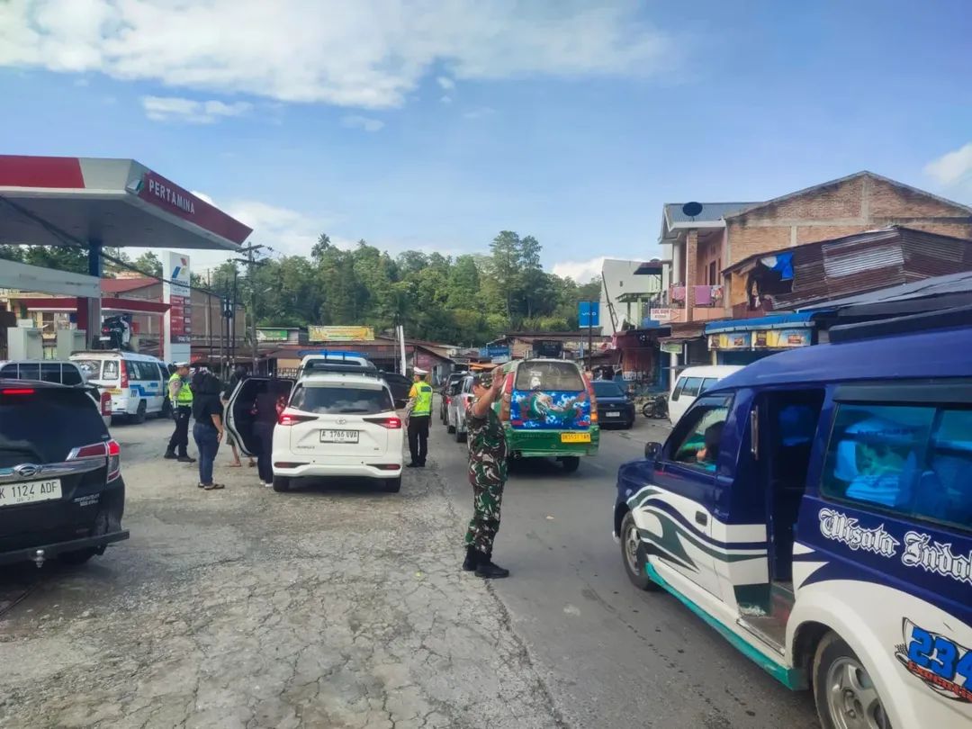 Sinergi TNI–Polri Atur Lalu Lintas Di Parapat, Babinsa Hadir Jaga Kelancaran Jalan