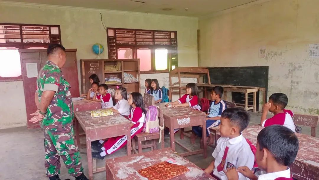Awali Tahun 2026, Babinsa Beri Wawasan Kebangsaan Dan Motivasi Belajar kepada Siswa SD